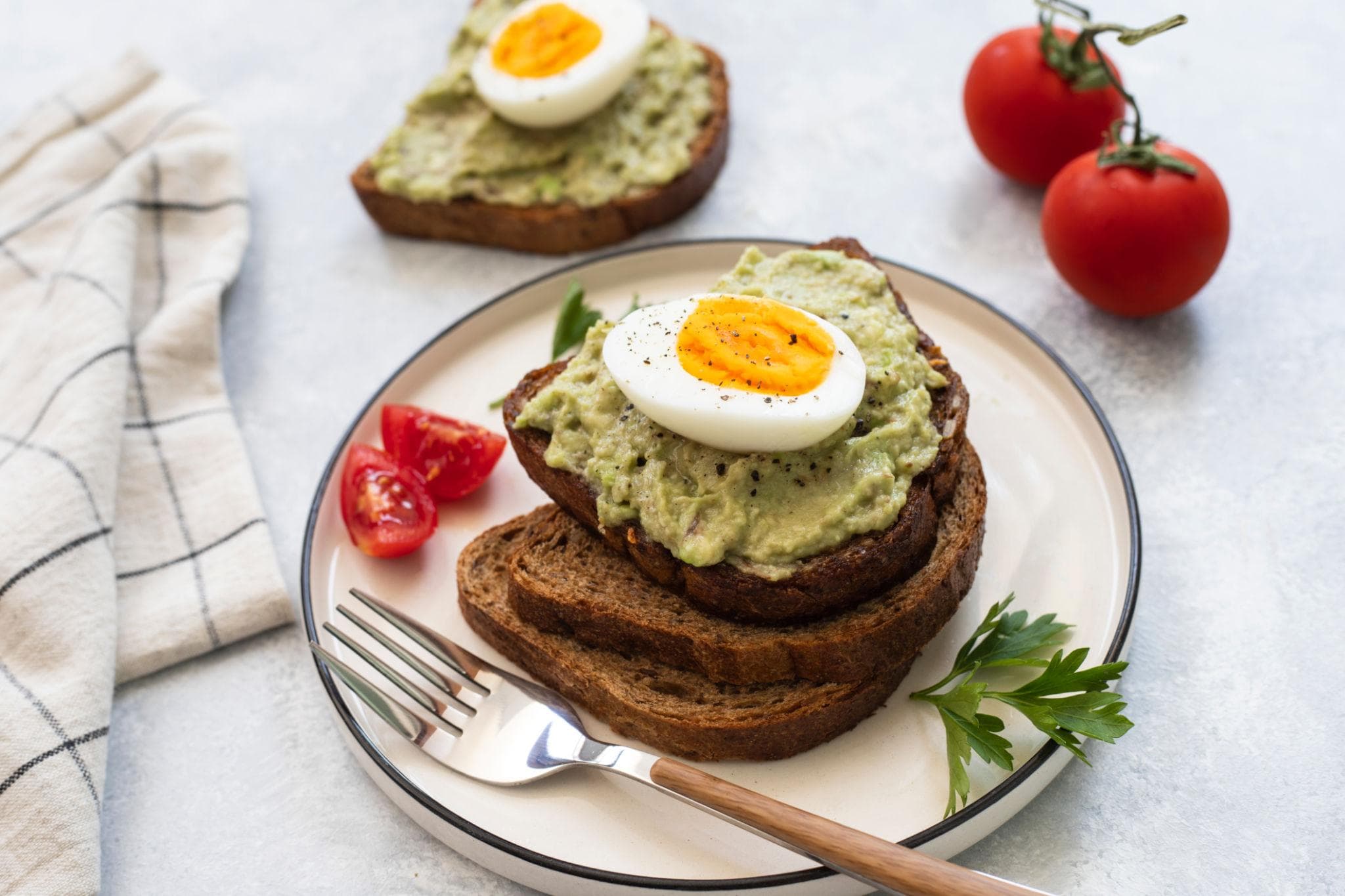 Avokado ezmeli tam tahıllı tost ve haşlanmış yumurta — FormAI beslenme